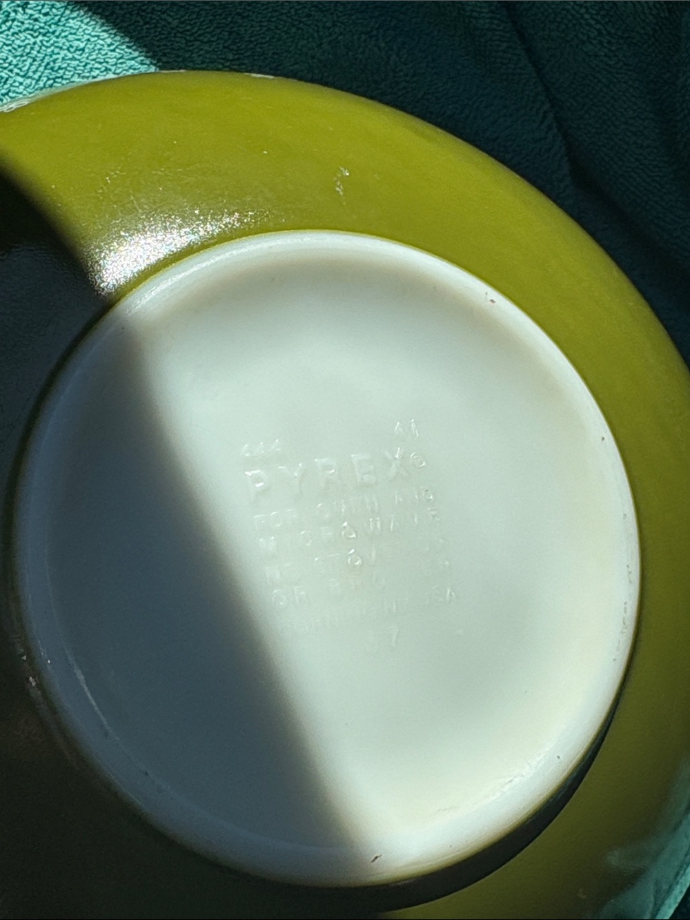 Pyrex Cinderella mixing bowl - Picture 2 of 3
